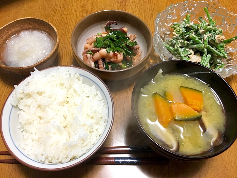 ごはん かぼちゃと玉ねぎとしいたけの味噌汁 大根おろし ゲソの炒めもの 菜の花のツナマヨネーズ和え Daisuke Ikebe Snapdish スナップディッシュ Id Jajfqa