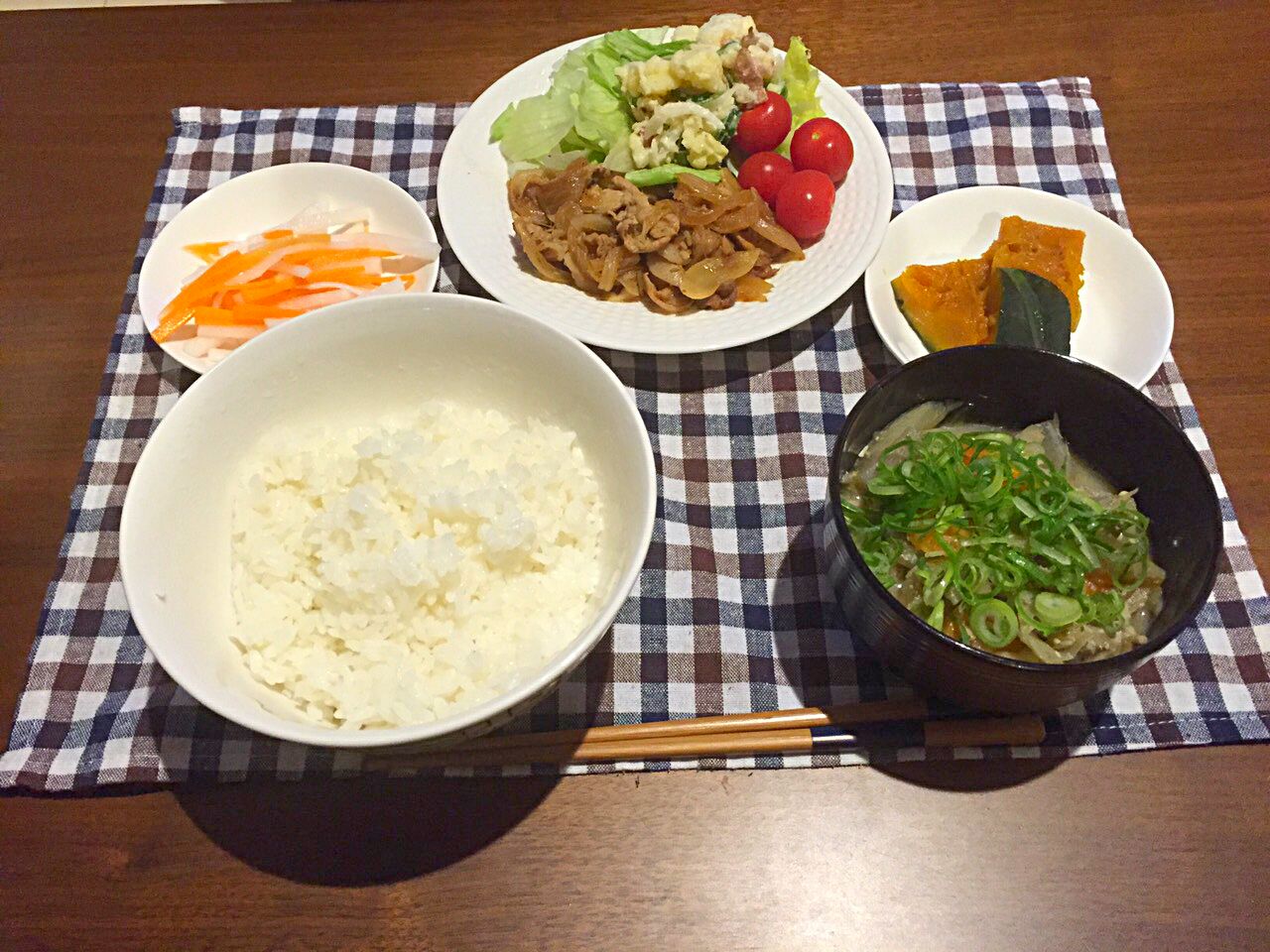 作り置きごはーん 豚の生姜焼き ポテトサラダ 生野菜サラダ 人参と大根の酢の物 かぼちゃの煮付け 具沢山味噌汁 白ご飯 オクノ作 タロウ盛り付け 未来 Snapdish スナップディッシュ Id Drdmma