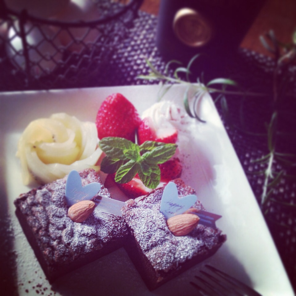 Chef 中川浩行さんの料理 トルタカプレーゼ。イタリアカプリ島のチョコレートケーキは粉を入れずにココアを入れてしっとりと仕上げます！for my BD
