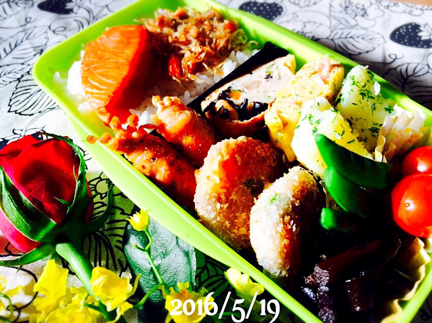 咲きちゃんさんの料理 サクサクもっちり✨レンコンチーズおつまみ揚げ🍺
まごわやさしいを意識したお弁当〜No.12〜高2息子弁当〜
