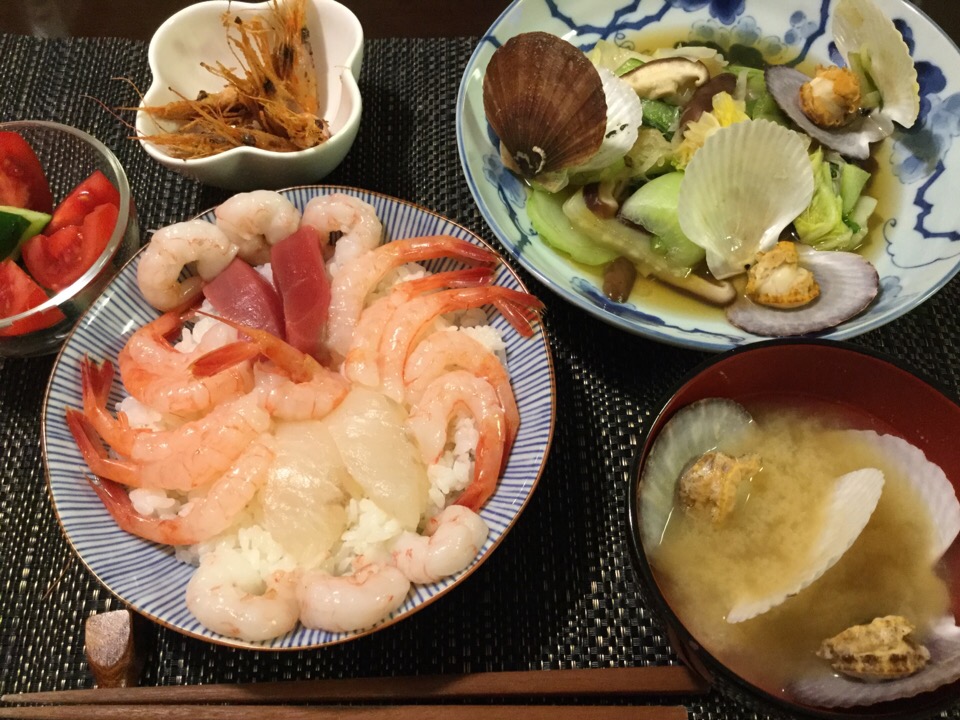 甘エビ丼 マグロ少々ホタテ稚貝と野菜の酒蒸し 甘エビ頭揚げ ホタテ稚貝の味噌汁 Jun Sakamoto Snapdish スナップディッシュ Id Xovh1a