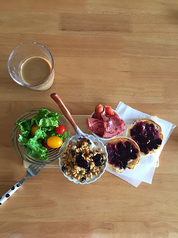 朝ごはん イングリッシュマフィン ウインナー ベーコン サラダ ヨーグルトグラノーラ コーヒー牛乳 Kasumi Snapdish スナップディッシュ Id U4bgua