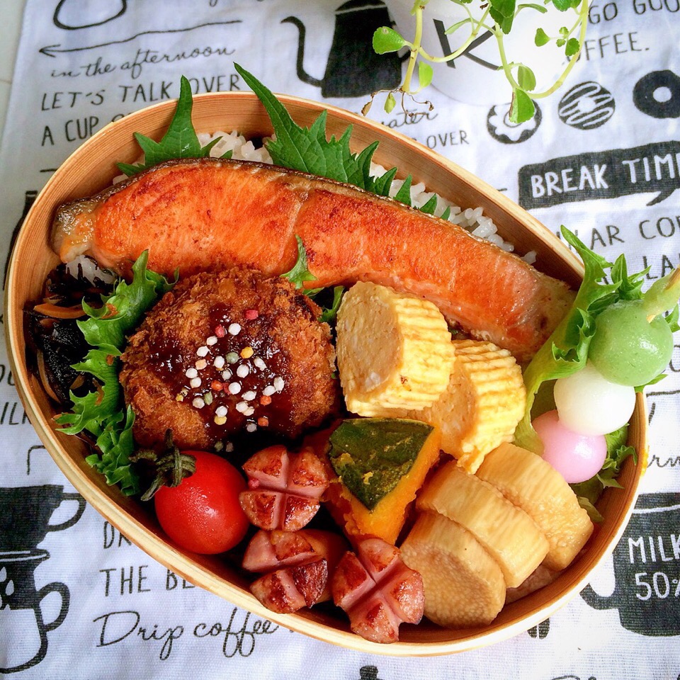 本日のお弁当 焼き鮭ひじきの煮物コロッケウインナー卵焼きかぼちゃの煮物山芋のお漬物3色プチ団子 高校生弁当お弁当記録男子弁当 Aicoro Snapdish スナップディッシュ Id Dvvoaa