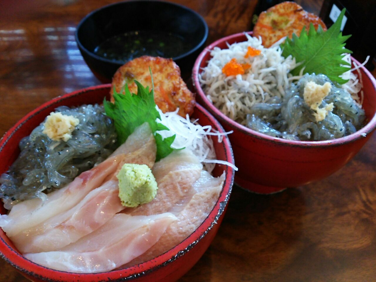 生しらすと今日の地魚丼 生しらすと釜揚げしらす丼 今日の地魚はあこう鯛とシイラ小田原漁港 Kamekame Snapdish スナップディッシュ Id Kbtsta