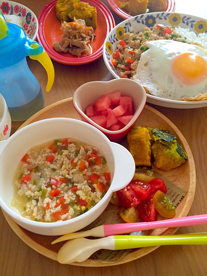 離乳食後期7 1昼食 ガパオライス取り分け中華風あんかけ赤と黄色のプチトマトかぼちゃ煮物スイカ大人は 切り干し大根煮物 Airi N Snapdish スナップディッシュ Id Jjfaka