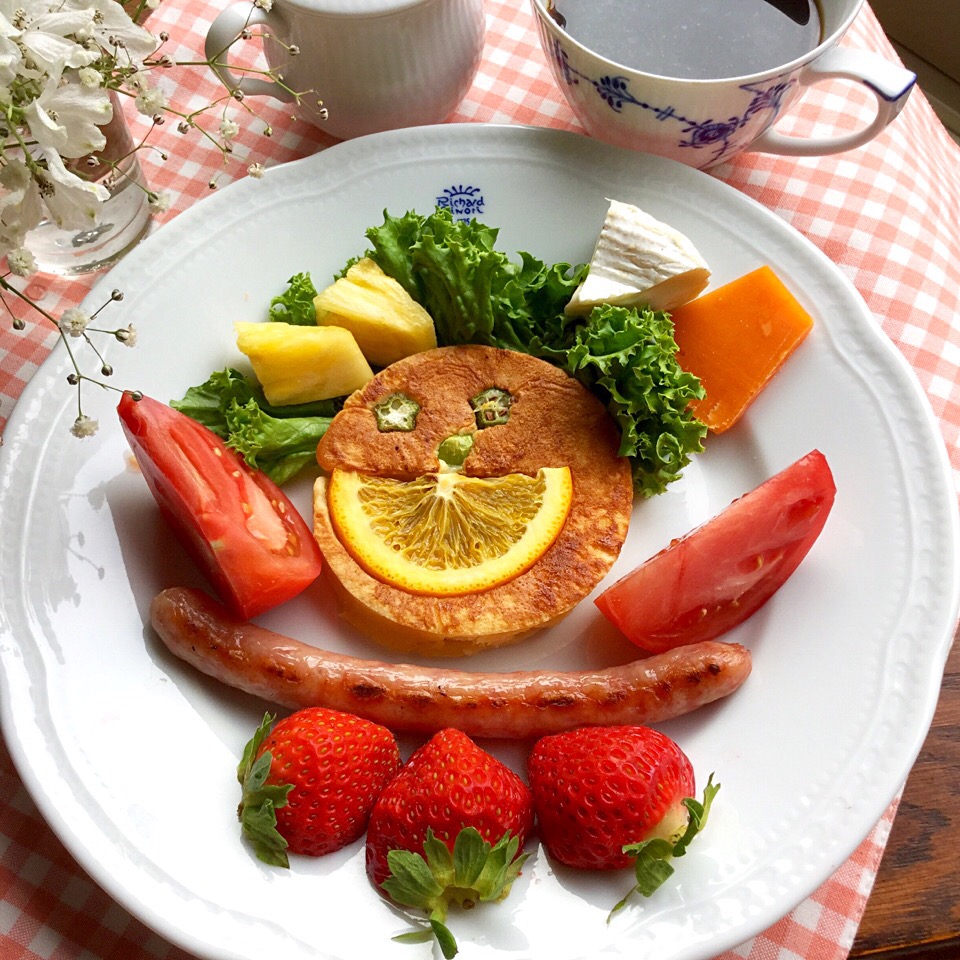 スマイルパンケーキ 水分が甘酒のパンケーキです オクラ 枝豆 オレンジが 顔です ワンプレートで モリモリ モーニング ゆかモン Snapdish スナップディッシュ Id 5b1zea