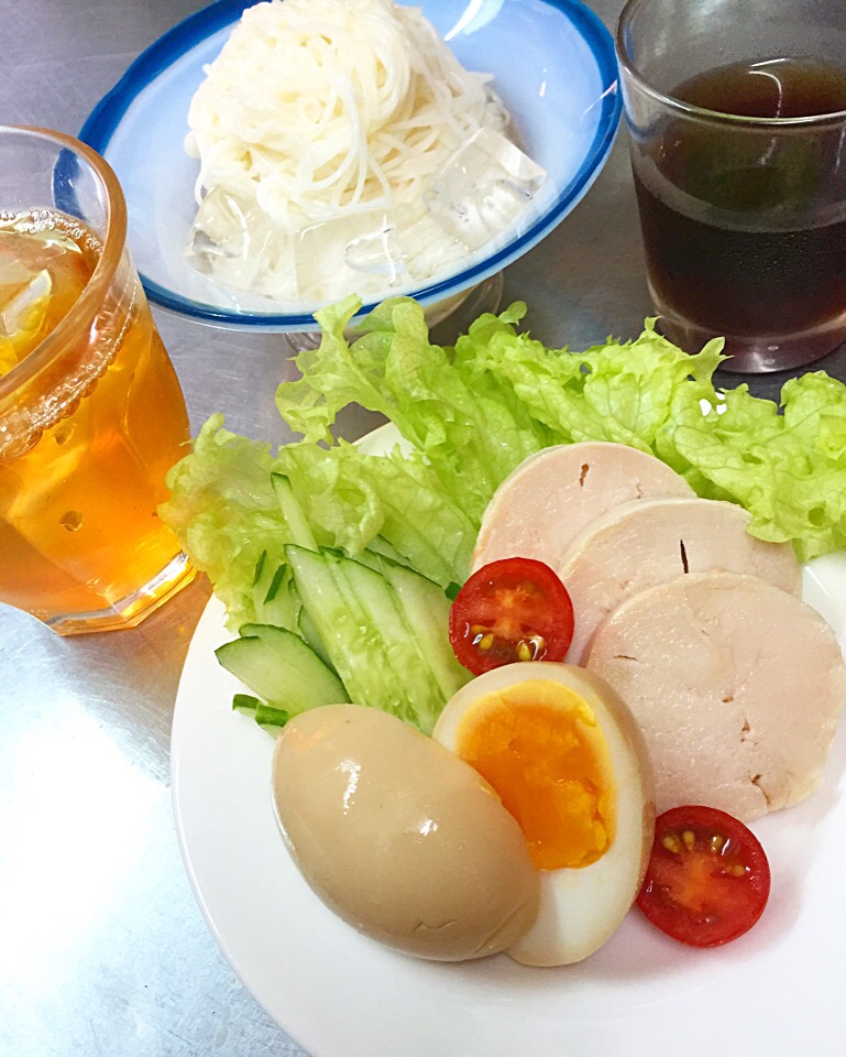 そうめん定食そうめんにんべんの麺つゆ 味付きゆで卵 鳥ハム きゅうりそうめんと一緒に食べます Yukako Nishimura Snapdish スナップディッシュ Id Og0jva
