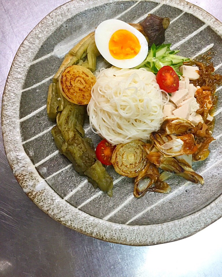 そうめんワンプレートそうめん 焼きナス 鳥ハム トマト きゅうり 焼き玉ねぎ 焼き白ネギ Yukako Nishimura Snapdish スナップディッシュ Id 4axtca