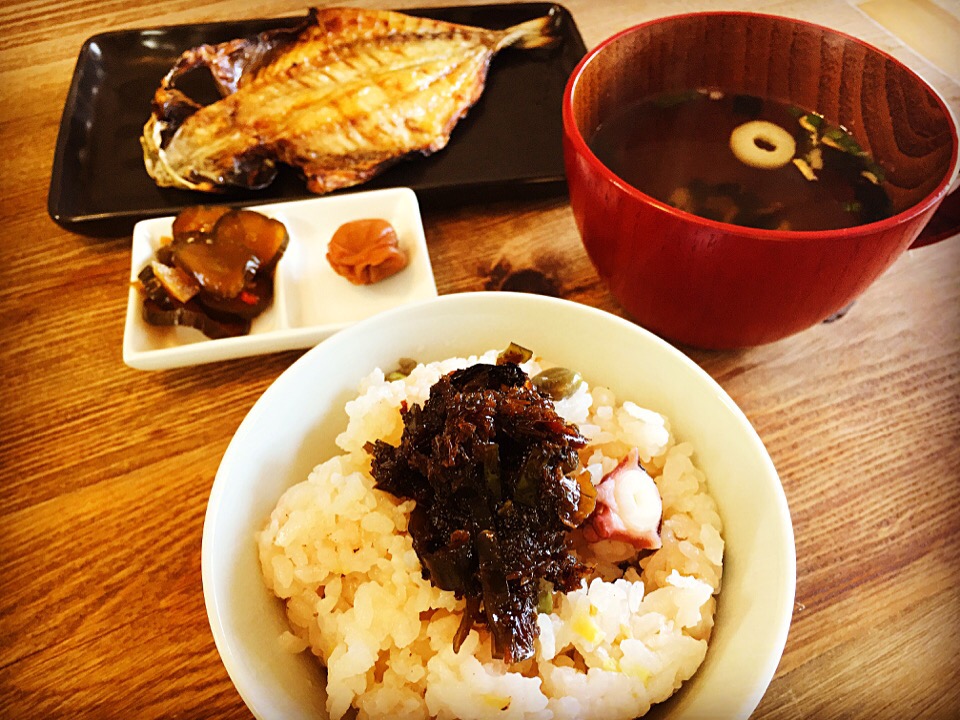 冷蔵庫の中のストック朝ごはん 蛸飯に沼津の鯵の干物 出汁を取った後の鰹節と昆布の梅佃煮 ひであに Snapdish スナップディッシュ Id Zbyd8a