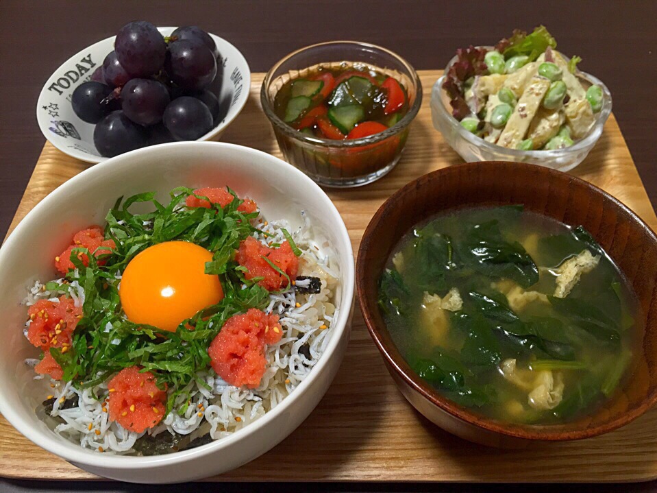 しらす明太子丼 ほうれん草と油揚げの味噌汁 さつまいもと枝豆のわさびマヨサラダ ミニトマトときゅうりのもずく酢和え 巨峰 よっちぃ Snapdish スナップディッシュ Id Tsi0ja