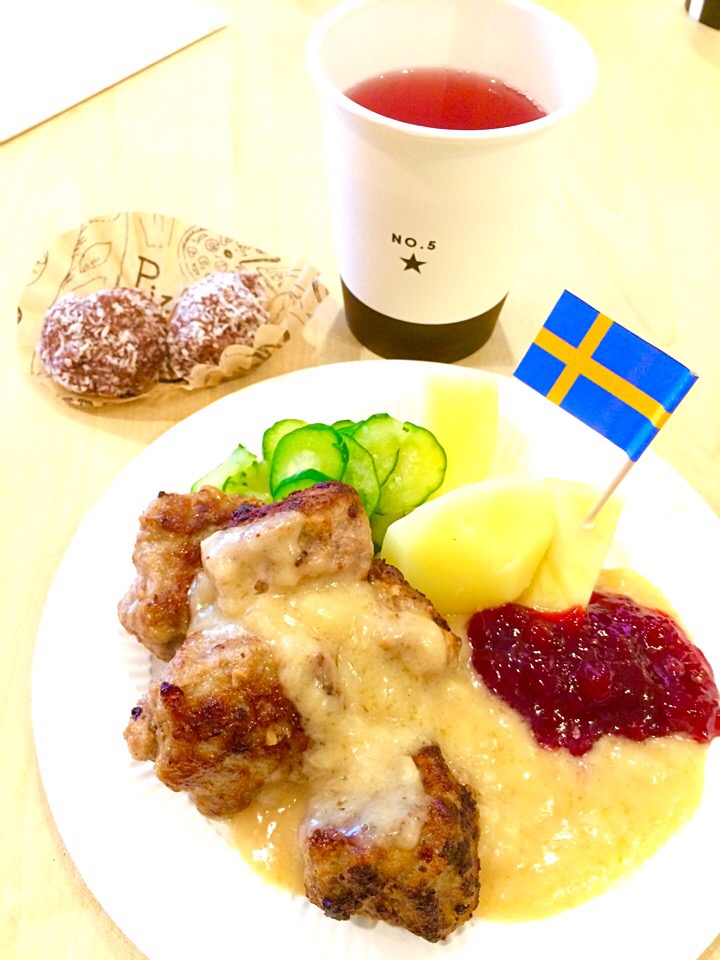 英語でcooking スウェーデン料理でした 今回のメニュは スウェーデンミートボール クリームソース ポテト添えスウェーデンのキュウリの浅漬けチョコレートボールリンゴンベリージュース でした スウェーデン人インストラクター ニコラスさんの 本場の味 を楽しみながら