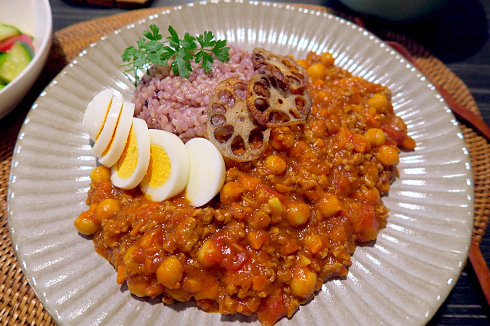 今夜のおうちごはん キーマカレー カラフルこどもピーマンと水菜のジャコサラダ トマトとキュウリの中華和えです かれん Snapdish スナップディッシュ Id Cueuya