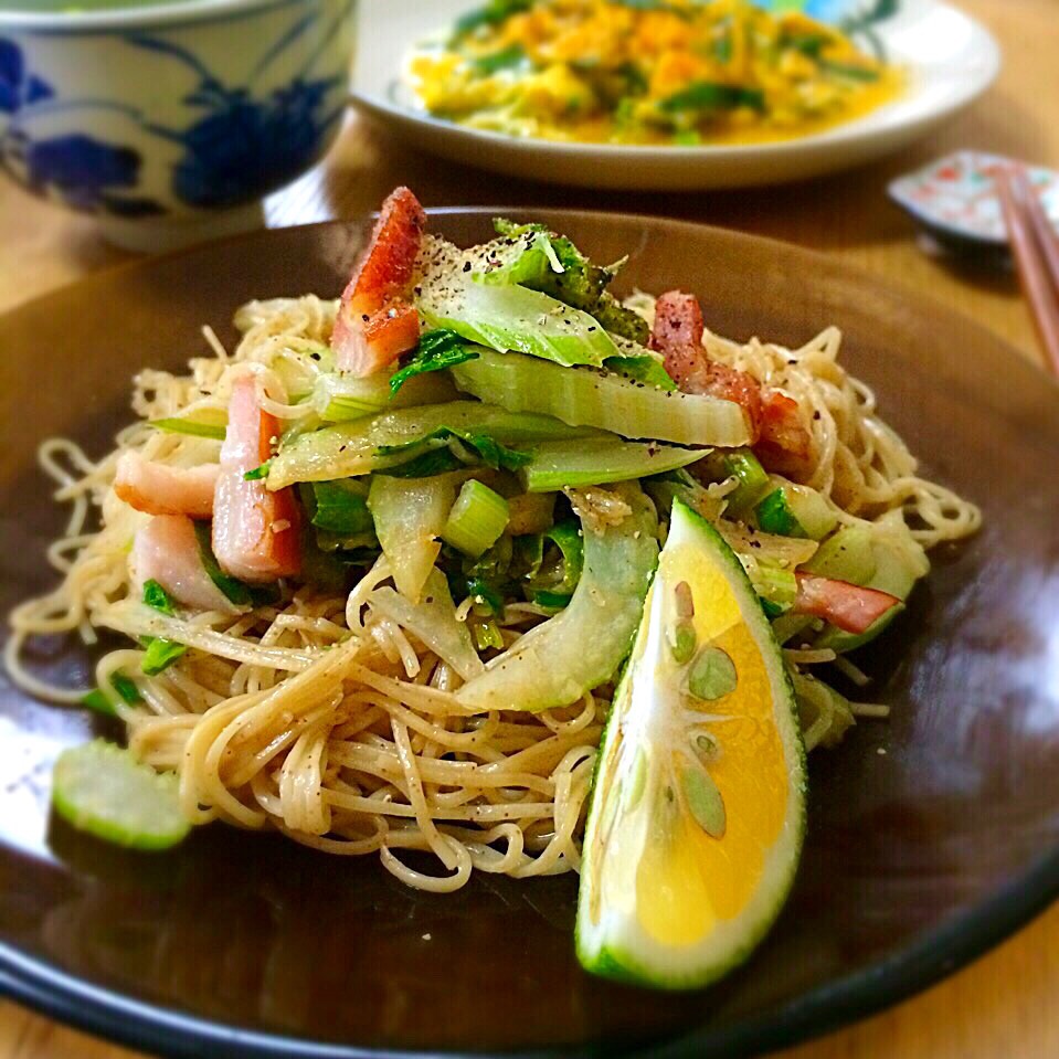 セロリー蝦子麺 かぼす添え／Fried Noodles with Celery, Citrus Sphaerocarpa