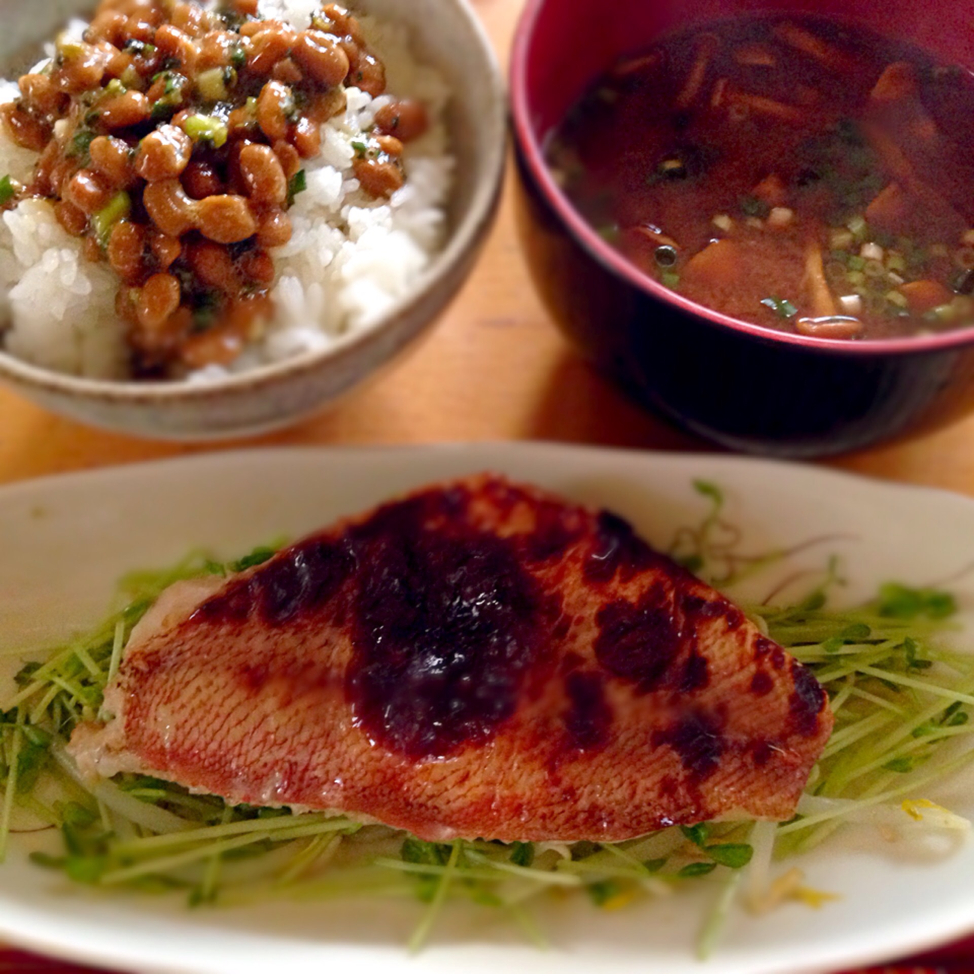 朝定食納豆ご飯とナメコ汁 赤魚の粕漬けにはモヤシと豆苗の昆布茶和えを付け合わせて こなちゅん Snapdish スナップディッシュ Id Gesk0a