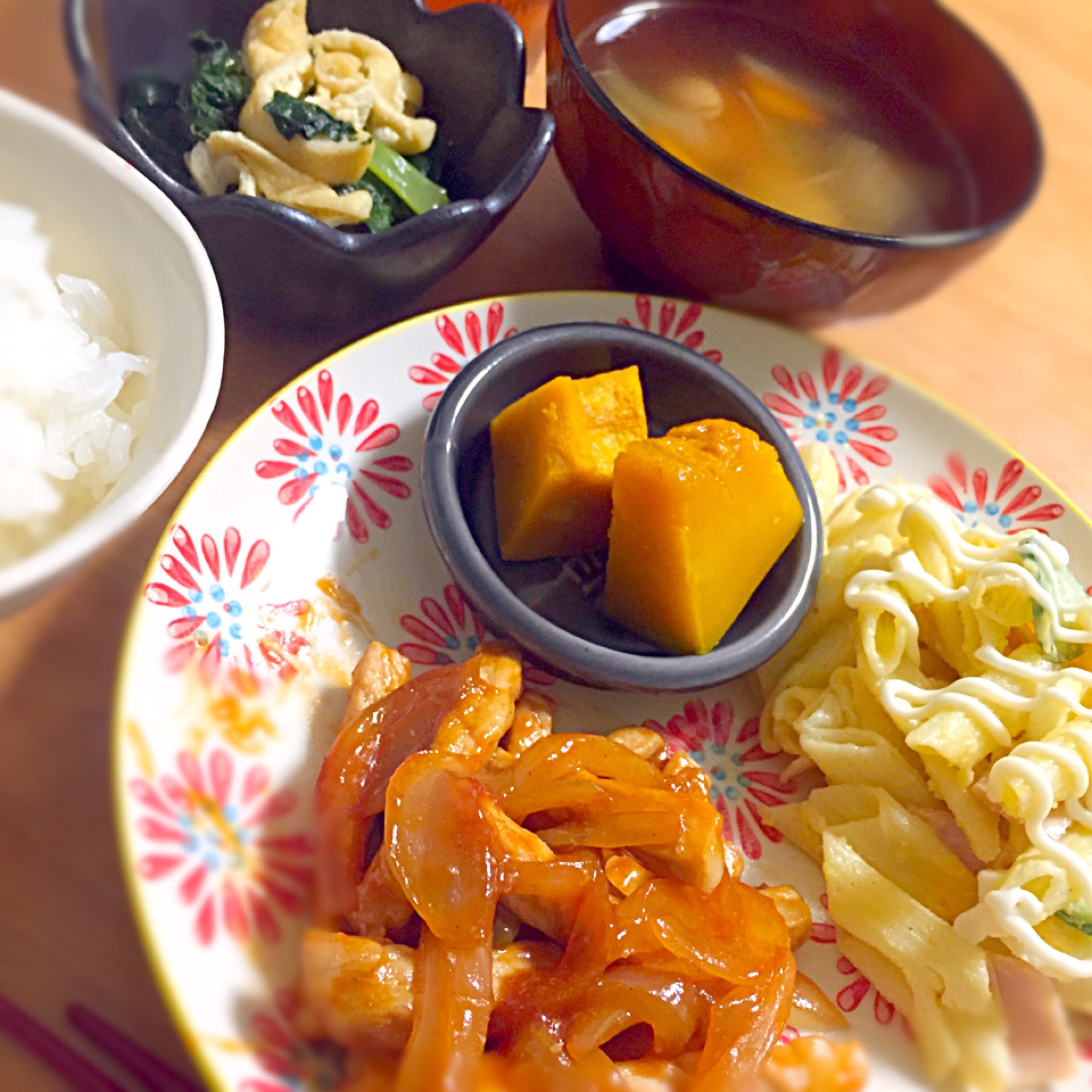 ✱ポークチャップ
✱かぼちゃの煮物
✱マカロニサラダ
✱小松菜の煮浸し
✱コンソメスープ