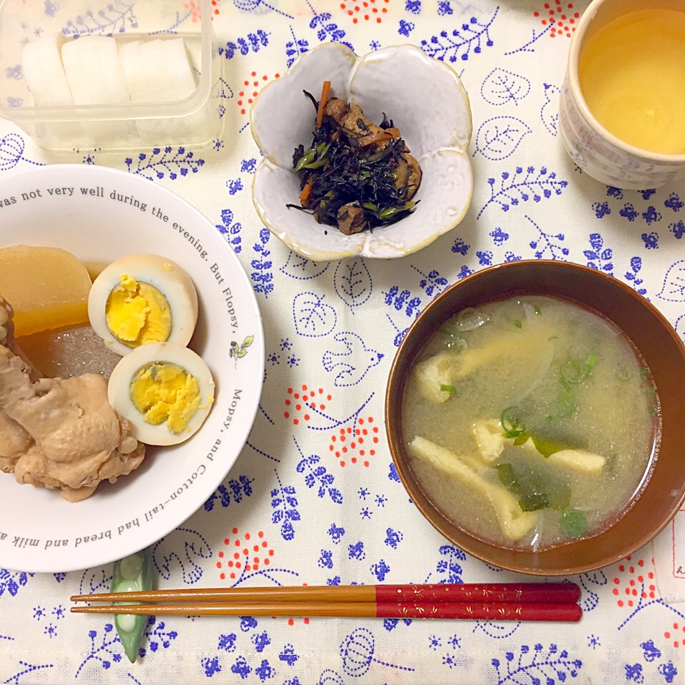 手羽元と大根 たまごの煮物 ひじき わかめと油揚げ たまねぎのお味噌汁 大根の手作りお漬物 ふうちゃん Snapdish スナップディッシュ Id Tca0ka