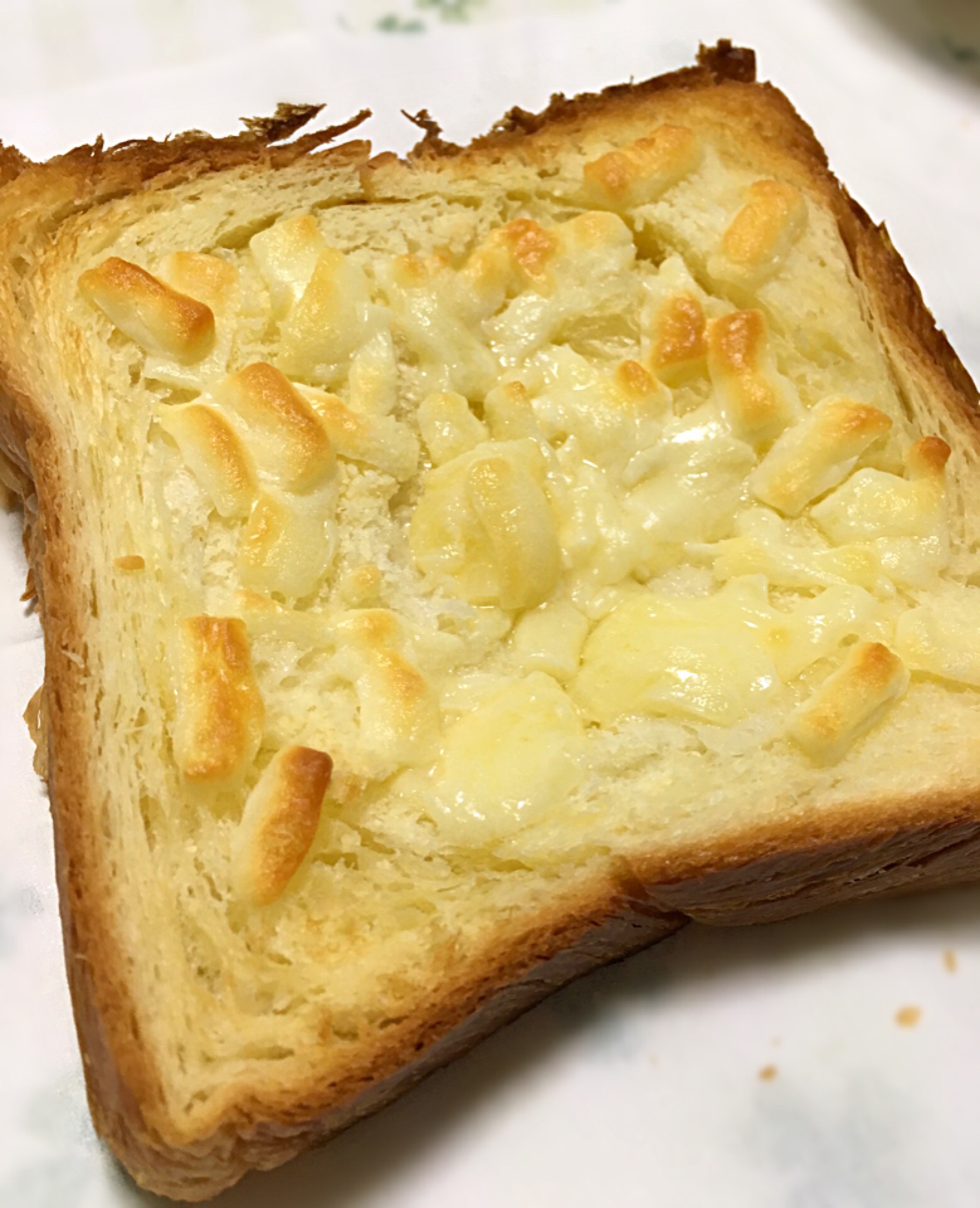 デニッシュ食パンのチーズトースト