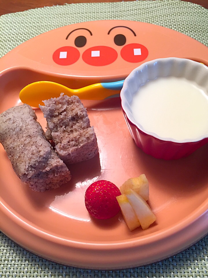 息子クン 朝ごはん😋米粉きな粉蒸しパン、粉ミルク、フルーツ #食物アレルギー 対応メニュー