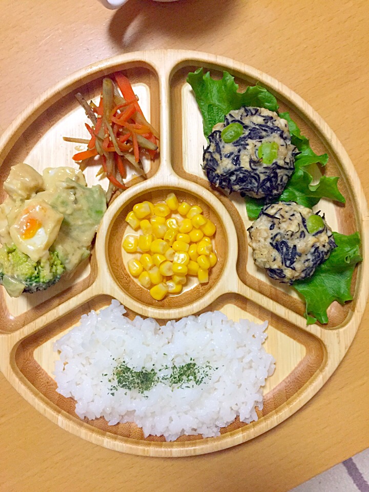 さな飯ひじき鶏団子 きんぴらごぼうコーンブロッコリーとアボカドのオーロラソース和え2歳 幼児食 えりこ Snapdish スナップディッシュ Id Pgfoaa