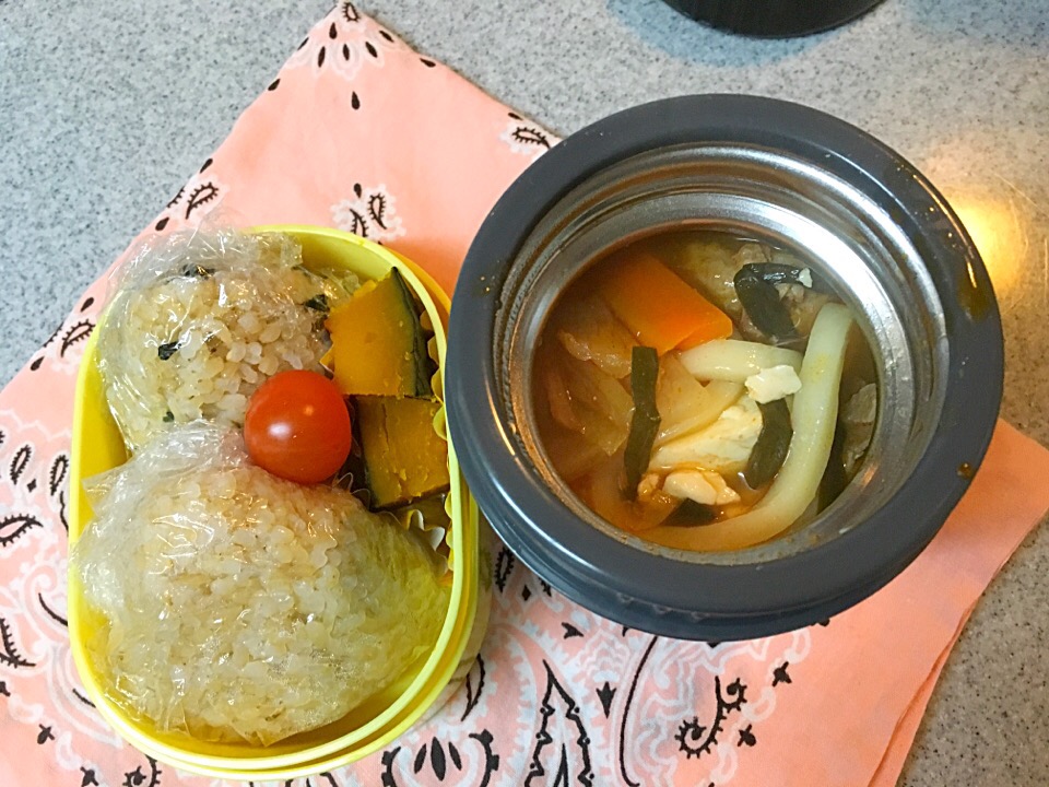 2/23☆チゲ鍋残りにうどん入れたお弁当〜あとはおにぎりとかぼちゃの煮物、トマト