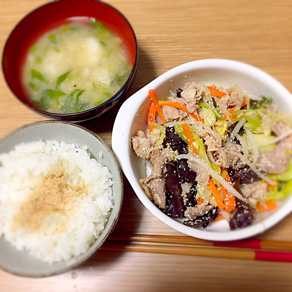 一汁一菜 ごまふりかけご飯 里芋味噌汁 具沢山 木耳 もやし 豚肉 明太子 キャベツ ブロッコリー ニンジン ゆんみ Snapdish スナップディッシュ Id Zxwqha