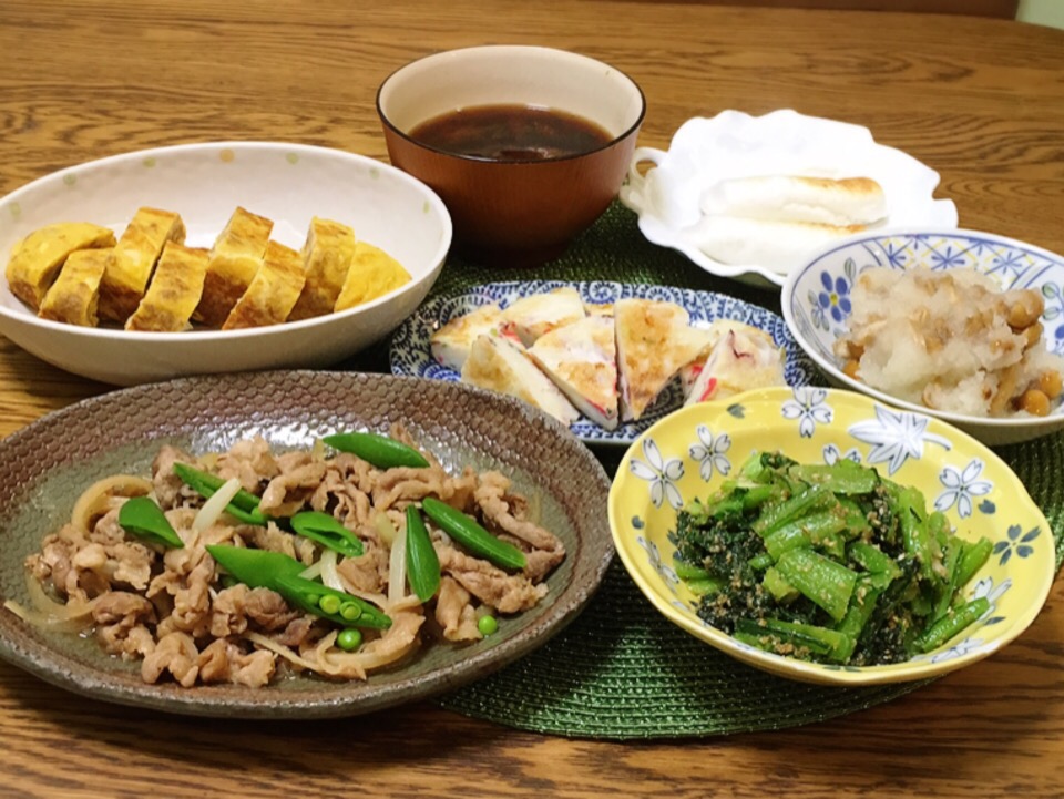 具沢山卵焼き 里芋とワカメのお味噌汁 焼き半月 なめこおろし 小松菜の胡麻和え たこソフト 豚肉炒め物 美也子 Snapdish スナップディッシュ Id Zkgtca