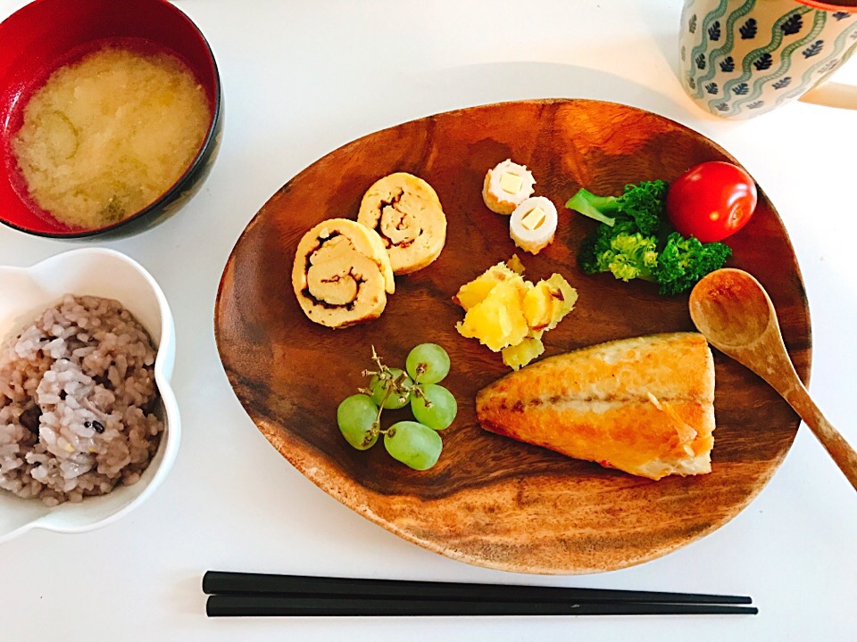 Breakfast 鶏だし生姜粥 すり身の味噌汁 塩サバ ゆでブロッコリー ミニトマト やきいも 葡萄 伊達巻 チーズちくわ 膵炎生活薄味 今日もノンオイル ノンオイル あさごはん メニュー おいしかった Mona Snapdish スナップディッシュ Id Nj5g9a