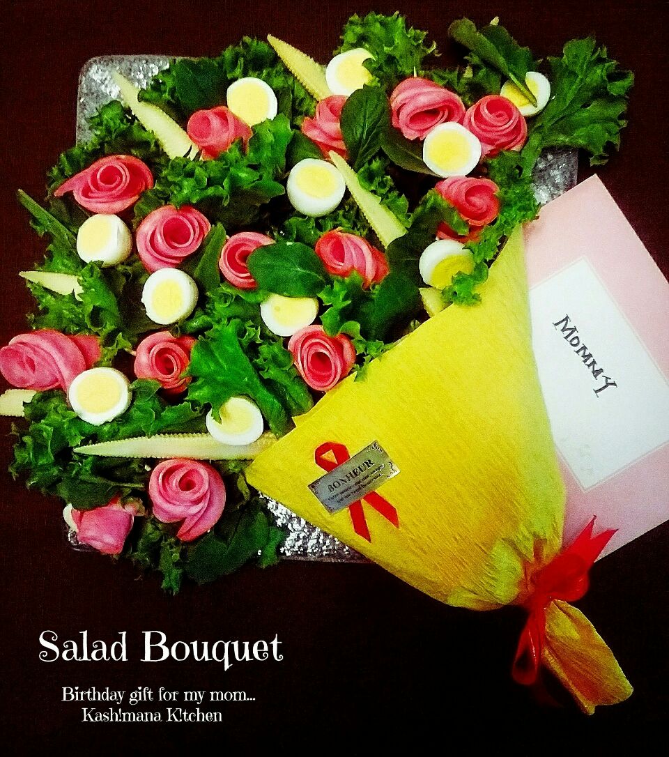 今年の母の誕生日にサラダブーケ(Salad Bouquet )とカードをプレゼントしました(*˙︶˙*)💐
喜んでくれて嬉しかった💕
娘達もサラミで作る薔薇の花を楽しんで作ってました🌹✨🌹✨🌹✨