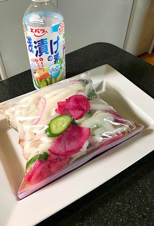 ヨッチャンさんの料理 を真似て玉ねぎ きゅうり紫玉ねぎと赤いだいこんを浅漬けの素で漬ける シュトママ Snapdish スナップディッシュ Id Fenkba