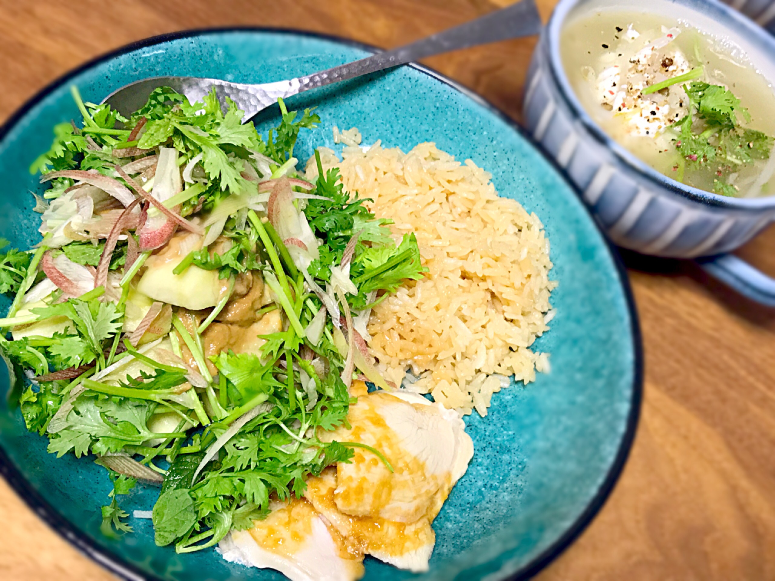 カオマンガイ 蒸茄泥 もやしと卵の鶏スープ ジャスミンライスを鶏スープで炊いて 蒸し鶏と蒸し茄子の香味野菜添えパクチー 茗荷 ミントをたっぷり刻んで添えました 長谷川裕子 Snapdish スナップディッシュ Id Nr05ma