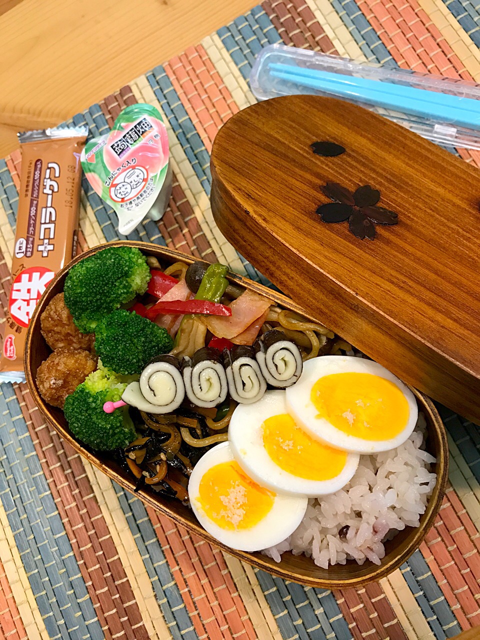 パパたろ弁当ごはん ゆで卵 海苔とチーズのくるくる 焼きそば ひじき煮 メンチカツ ブロッコリー ひななぎ Snapdish スナップディッシュ Id As1uxa