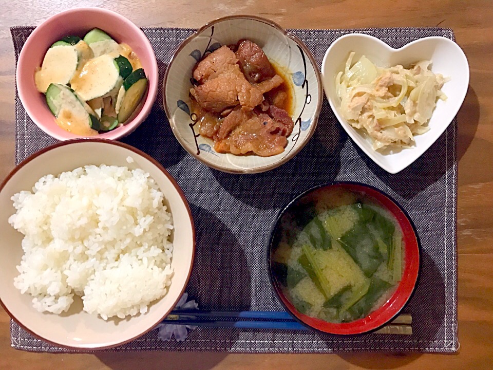 小松菜味噌汁 豚丼 きゅうり味噌マヨネーズ 玉ねぎサラダ せ Snapdish スナップディッシュ Id Kzszha