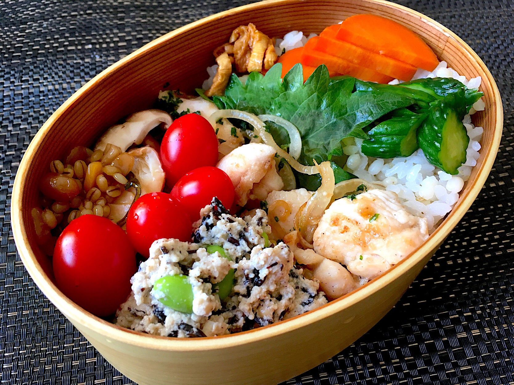 鶏胸肉と玉ねぎのポン酢炒め 蒸ししいたけの島原納豆和え ひじきと枝豆の白和え プチトマト もち麦ご飯 人参ときゅうりのぬか漬け 干し大根のパリパリ漬けぬか漬けの漬かりが思いの外よくて だぶつき気味なのに 辛くておいしくない大根をうっかりお漬物にしてしまいました