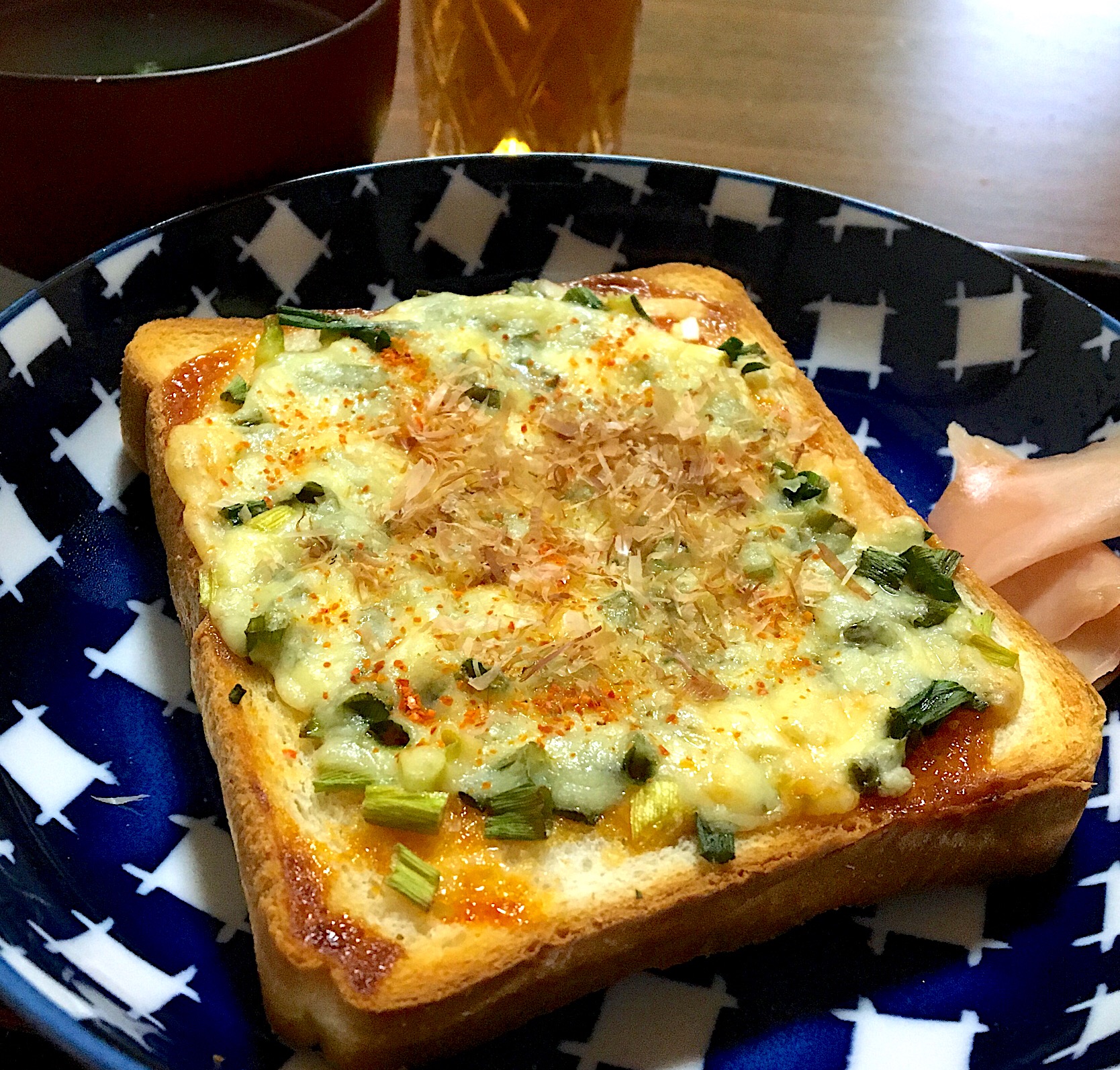 単身赴任の朝ごはんおしゃれねぎのピザトースト マヨコチュジャンソースで ワカメスープ 生姜の甘酢漬け ピザトースト おしゃれねぎ 単身赴任飯 ぽんた Snapdish スナップディッシュ Id Oau48a