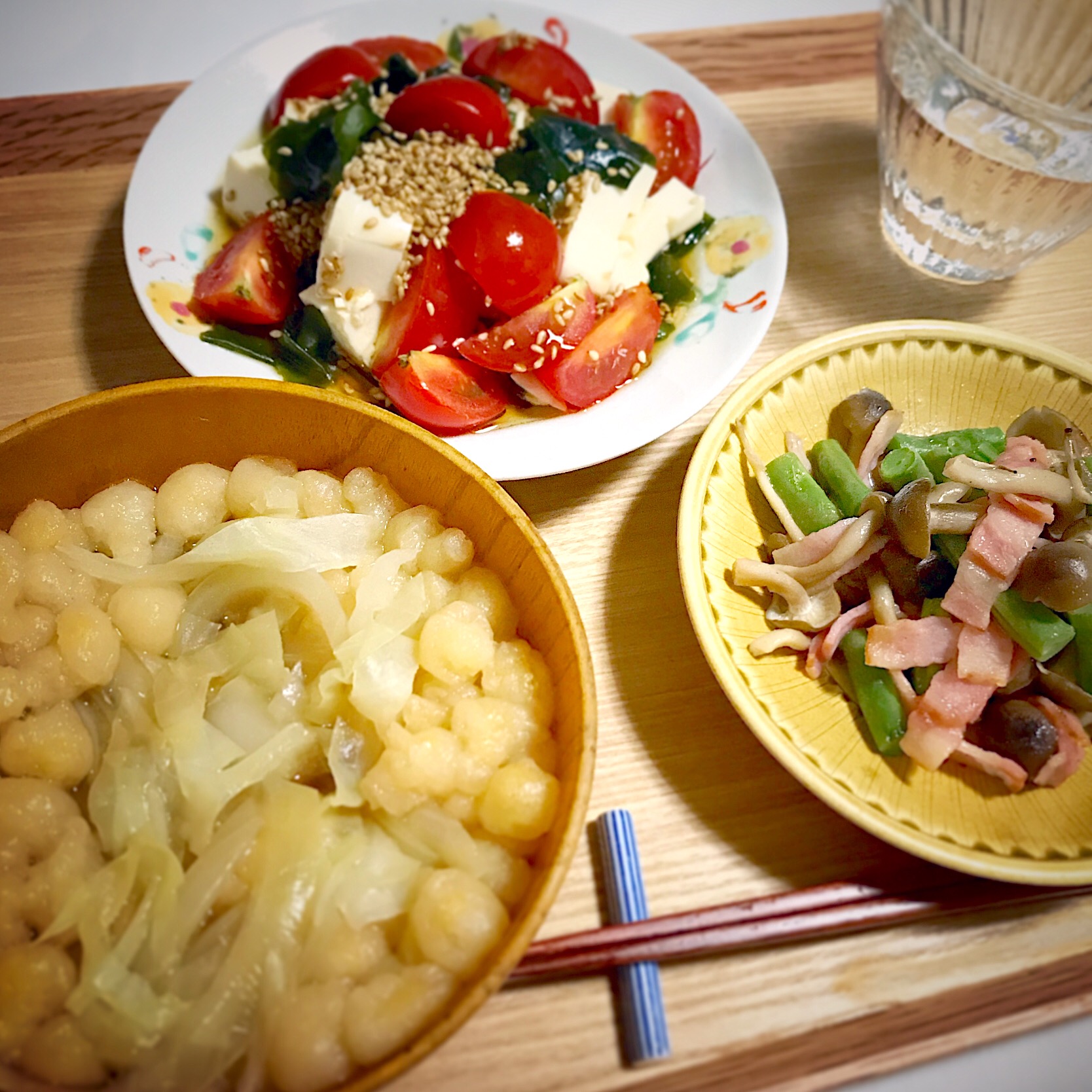 天かすとキャベツと玉ねぎの味噌汁 トマトとワカメと豆腐のサラダ しめじとインゲンとベーコンのソテー Mogwai Snapdish スナップディッシュ Id Kecrya