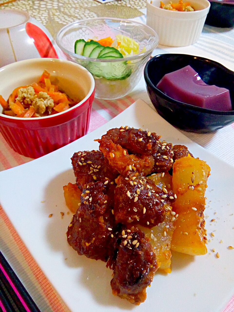 dinner🍴
豚と大根のトシーノ♡
にんじんしりしり♡
紅芋ごま豆腐♡
サラダ♡お味噌汁♡

 #おうちごはん #Dinner #フィリピン料理