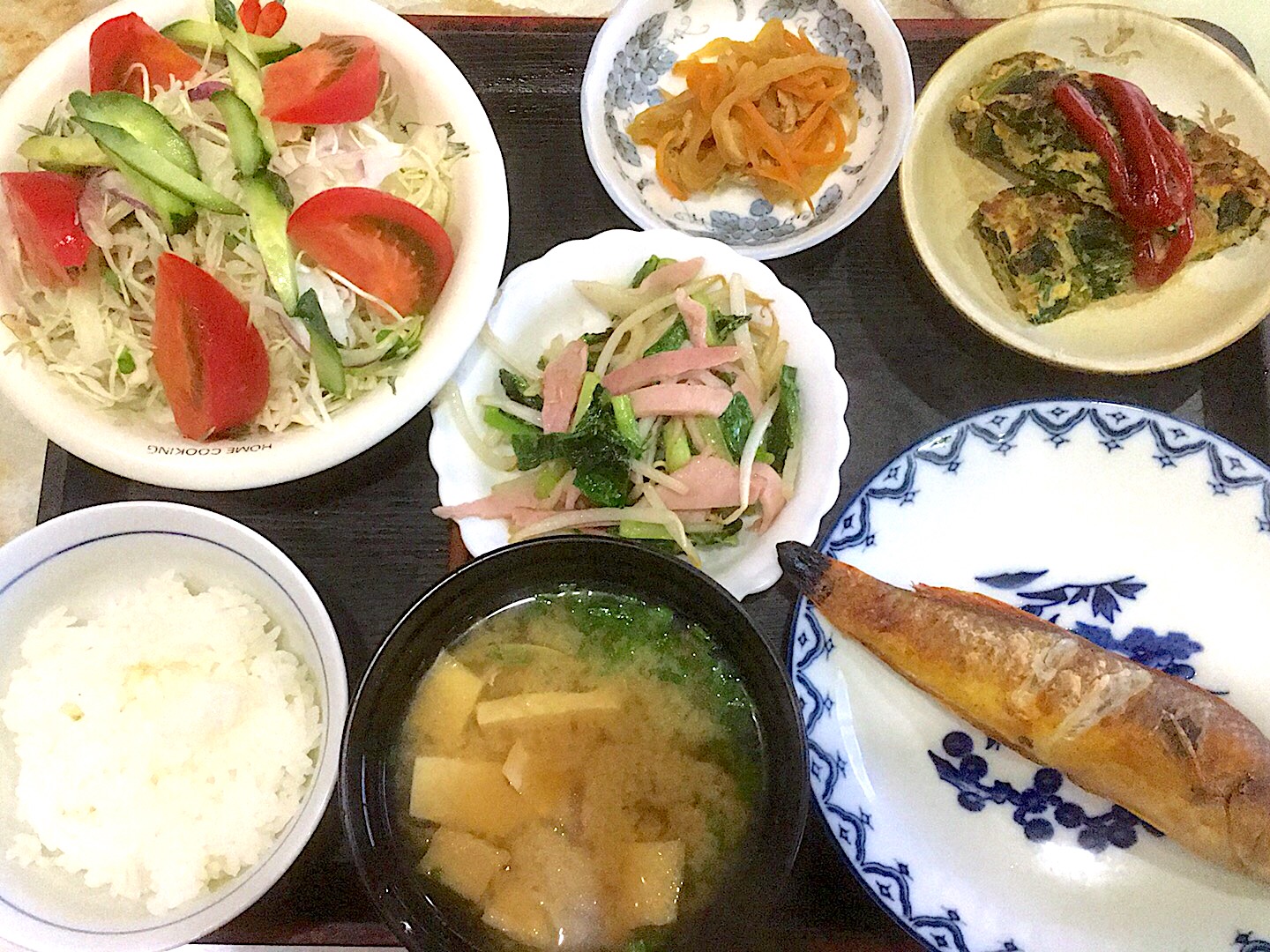 本日の昼食です ベラの塩焼き ほうれん草の卵焼き キシュkishハムとモヤシと小松菜の炒め物 貝の味噌汁 大根と人参の煮物 サラダ 御飯少々です 詳智 片山 Snapdish スナップディッシュ Id Rxsvda