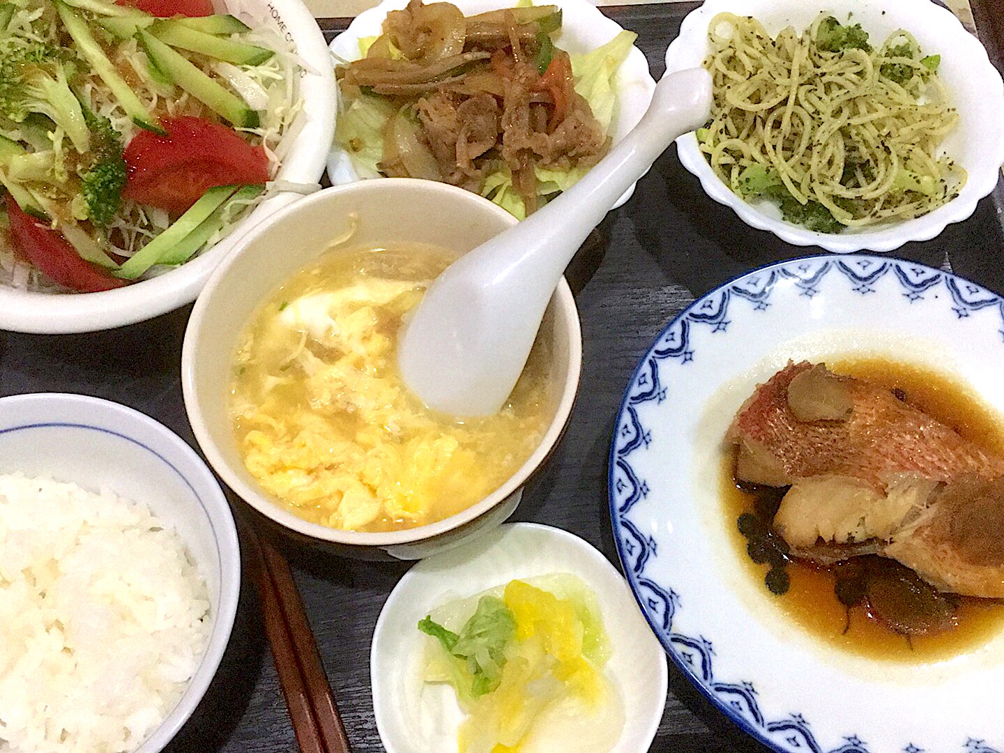 今夜の夕食です 赤魚の煮付け ブロッコリーのパスタ 肉と野菜炒め 卵スープ サラダ お漬物 御飯少々です 詳智 片山 Snapdish スナップディッシュ Id N8dpga