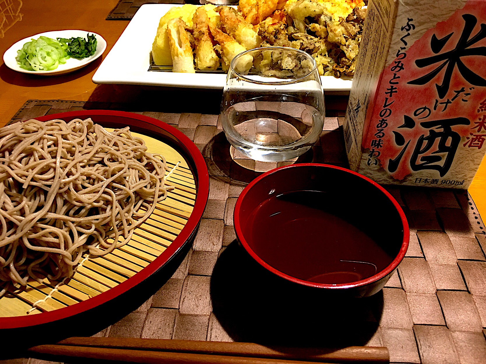沢の鶴 『米だけの酒』をいただきました  美味しいお酒と一緒にいただきたかったのが 新そば。天ぷらは有りもの食材でしたが我が家で天ぷらをするときにはマストのじゃがいもももれなく参加。ゆっくりとまったりと一杯やりながらいい週末の晩御飯でした。  お酒はすっきり飲みやすいお味でした。