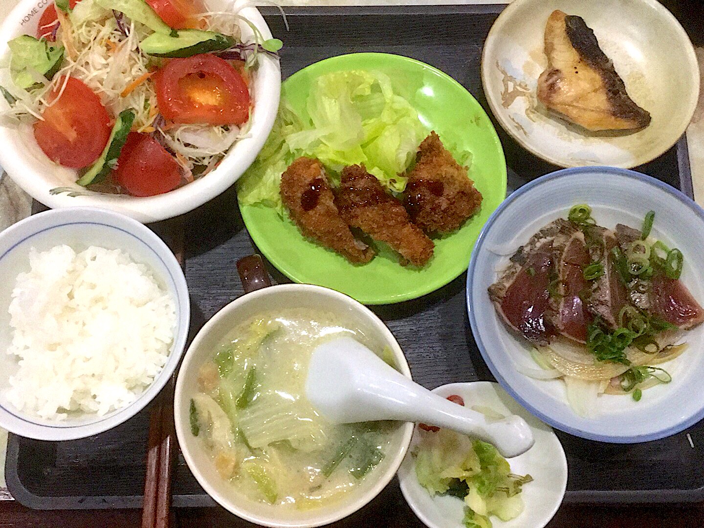 今晩の夕食です 鰤の塩焼き 鰹のタタキ 牛ヒレ肉トンカツ チンゲンサイのスープ サラダ 御飯少々です 詳智 片山 Snapdish スナップディッシュ Id Tnmxqa