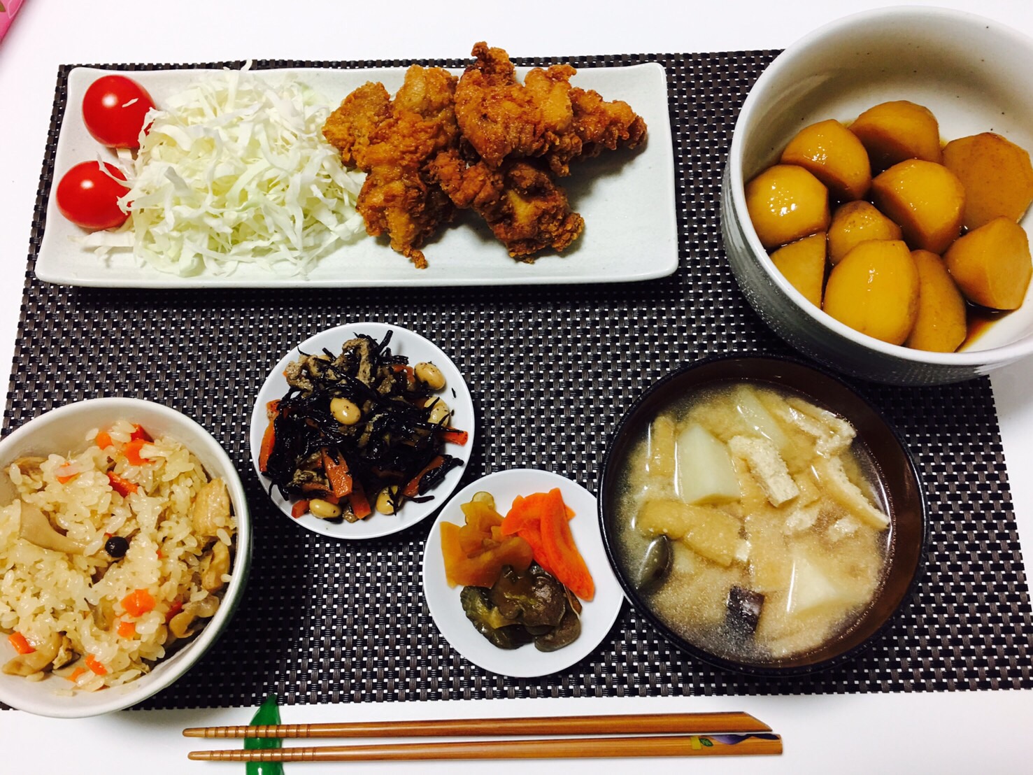 唐揚げ 炊き込みご飯 里芋の煮っ転がし ナスと油揚げと里芋の味噌汁 ヒジキの煮物 漬物 K M Snapdish スナップディッシュ Id Yokgma