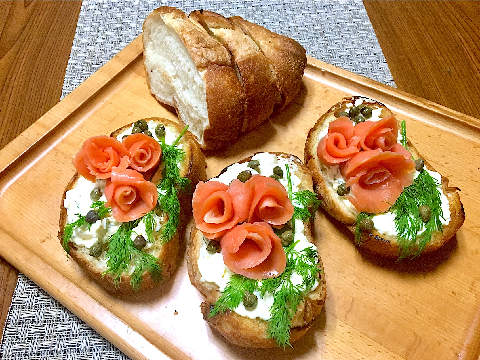 ✨SMOKED SALMONS,dill & capers with cream cheese on bruschetta...ブルスケッタにクリチ、スモークサーモン、ディル&ケイパー✨