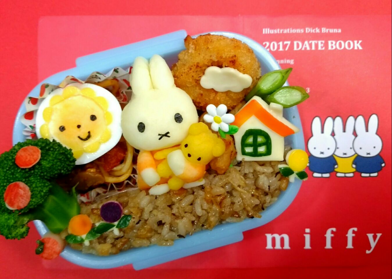 ミッフィー炊き込みご飯 小さいお子様でも食べやすい 具がみじん切りの炊き込みご飯です苦手な食材も小ささと色で紛れて食べられちゃうかもしれません色んな食材を一度に食べられるので成長期のお子様にオススメです 混ぜ 炊き込みご飯 お粥キャラ弁 ゆぅ Snapdish