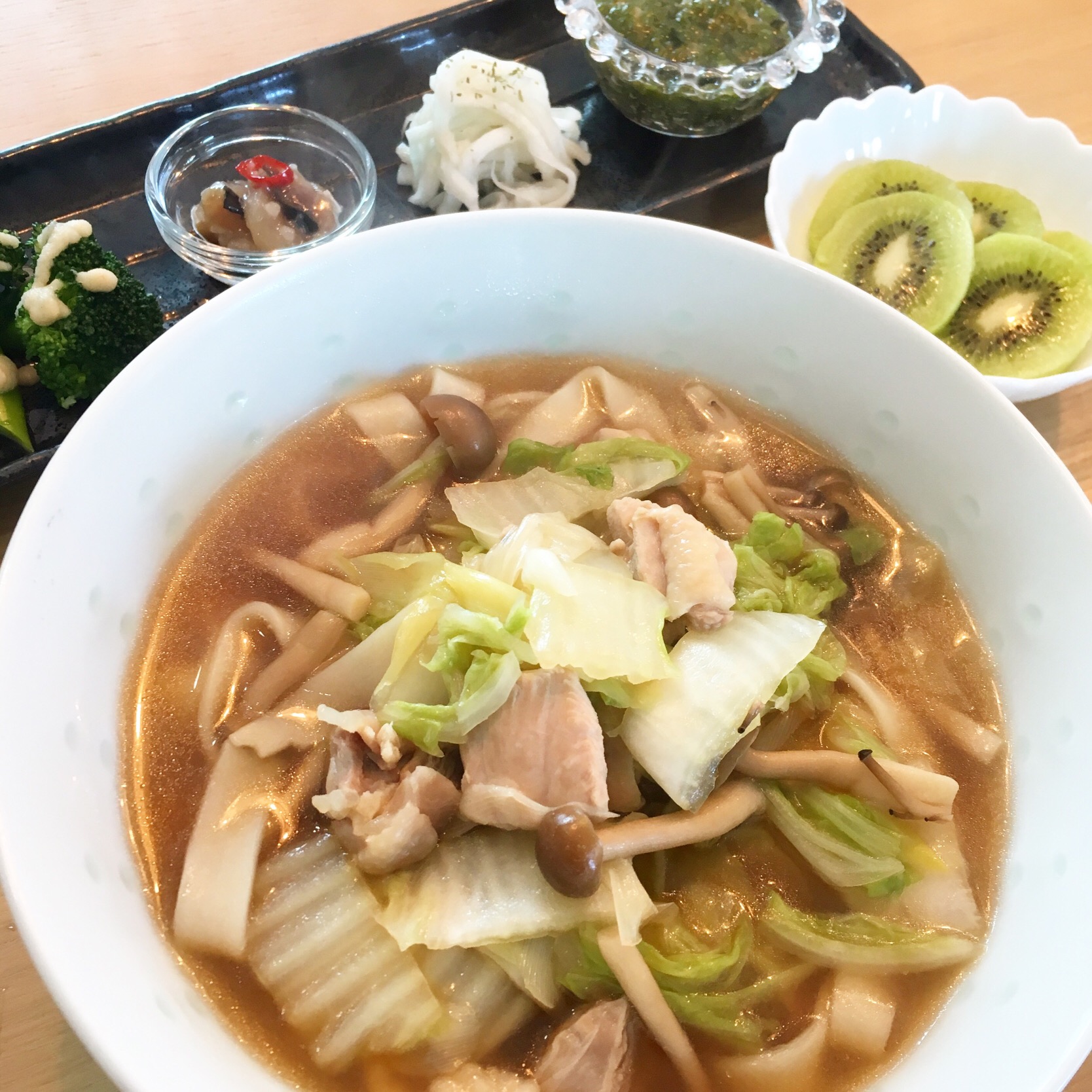 鶏すきうどん津軽漬けめかぶ大根のはちみつレモン漬けにしんの切込み茹でブロッコリー自家製りんごドレッシング キウイ 古川家ごはん古川家料理研究一家手作り 青森県産きしめんとりすき 料理研究一家 古川家 Snapdish スナップディッシュ Id Qlb99a