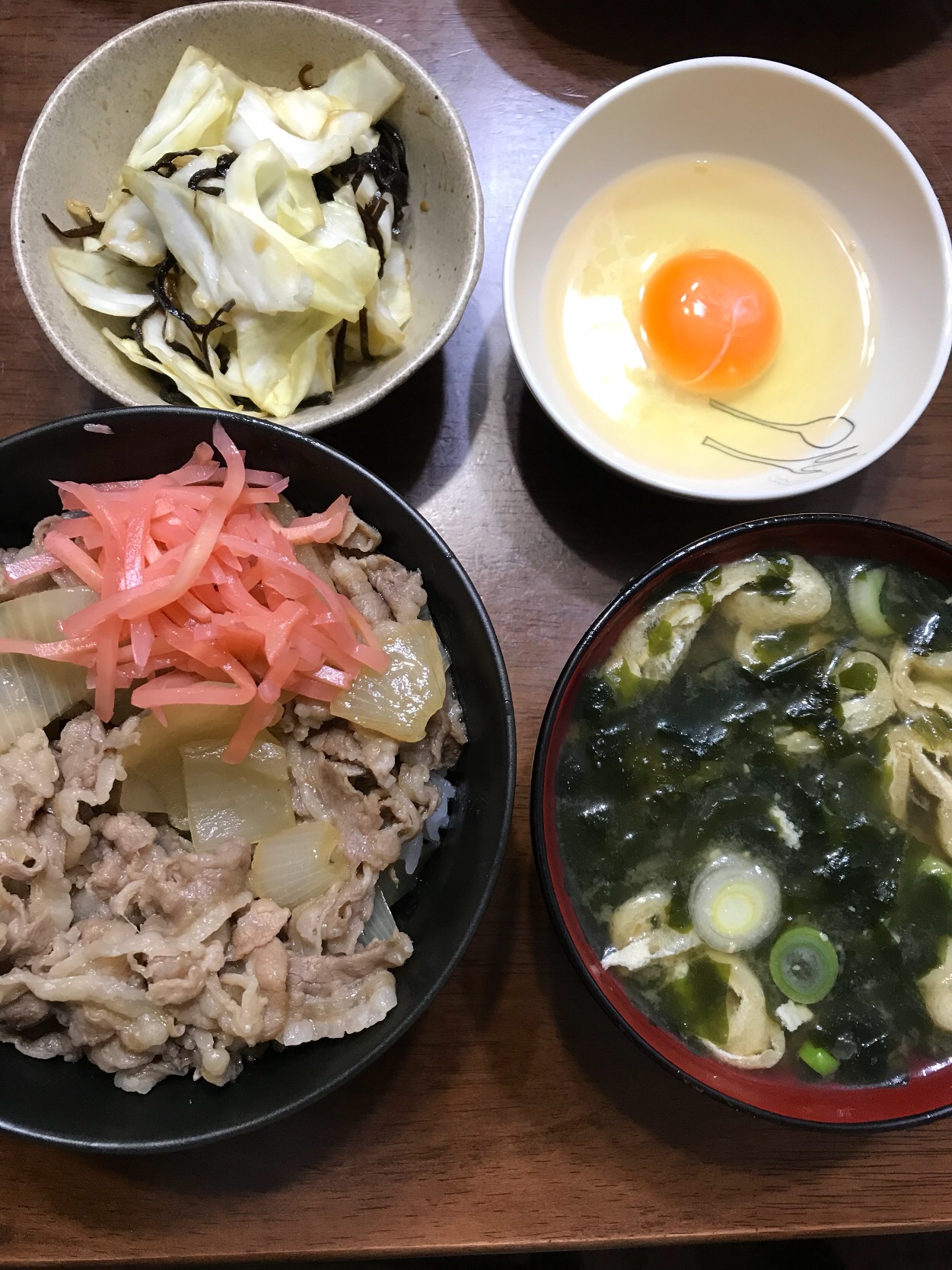 牛丼 浅漬けセット小盛り汁だく たまご みそ汁 浅漬けでいつも通り 吉 家風ですやっぱり牛丼にはアメリカ産牛バラ肉の薄切りに限るなぁ 牛丼吉野家吉野家の 牛丼つゆだく Hide Snapdish スナップディッシュ Id 1fs8oa