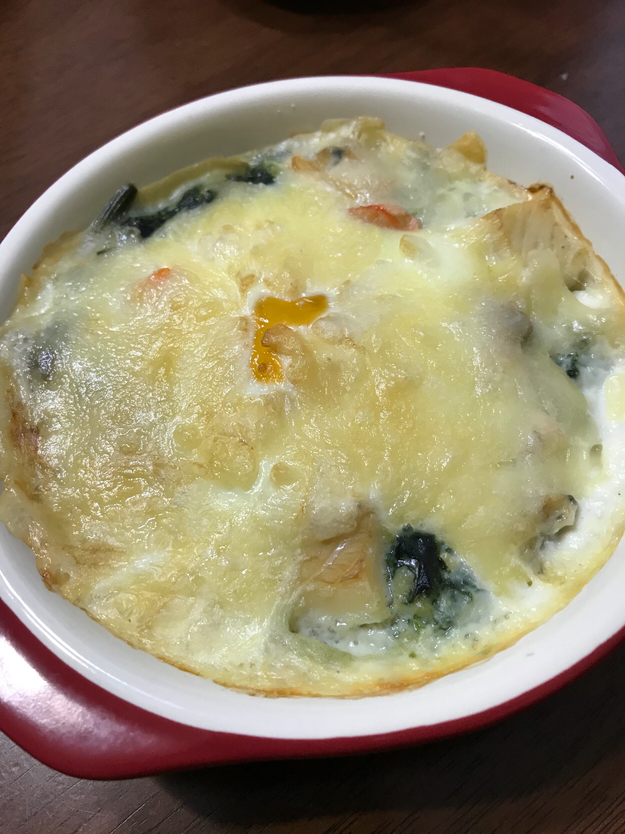 ほうれん草とシーフードのグラタン最近はヘルシーなホワイトソースを心がけてましたが 今日のはバターをガッツリ使いました たまごも落としてボリュームアップ グラタンほうれん草シーフード Hide Snapdish スナップディッシュ Id Enejia
