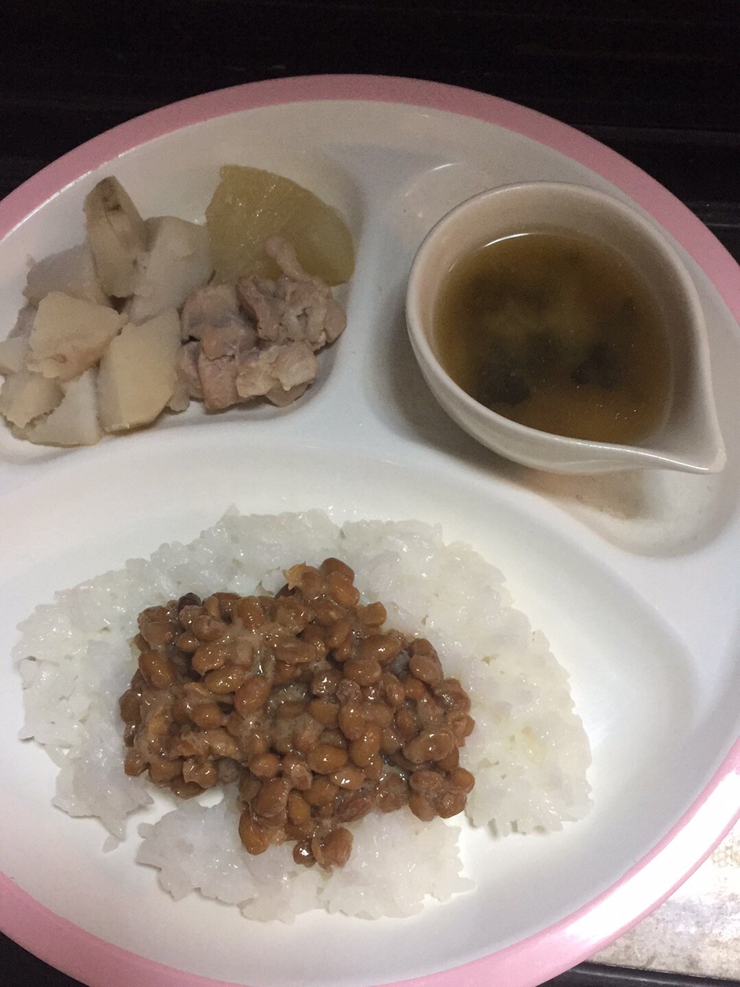 離乳食 夜納豆ごはん里芋と大根と鶏肉の煮物玉ねぎとワカメのお味噌汁りんご 写真無し ぺろたん Snapdish スナップディッシュ Id Eqdska