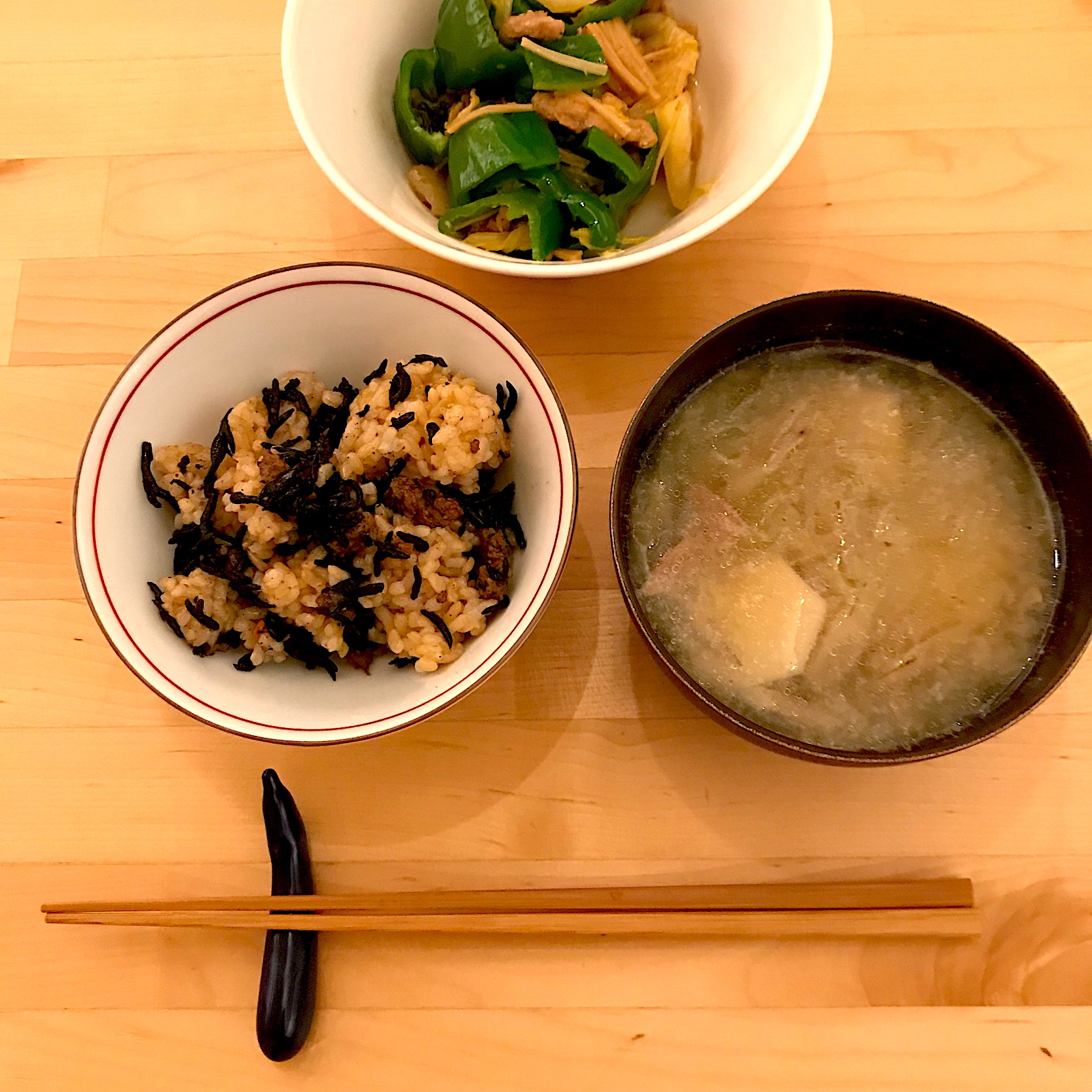 ピーマン白菜キノコのそぼろ炒め 玄米ひじき 里芋玉ねぎこんにゃくゴボウのお味噌汁 きょう Snapdish スナップディッシュ Id Q1jv1a