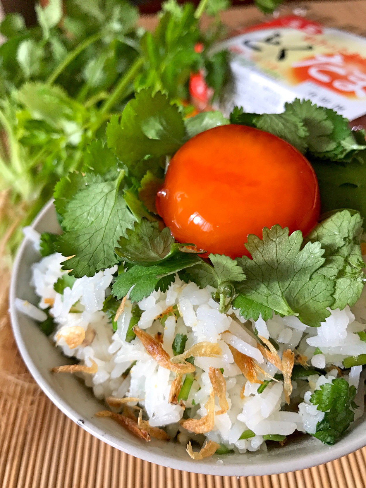 タイ風TKG🇹🇭（パクチー菜飯、生たまご、黄身のナンプラー漬け）