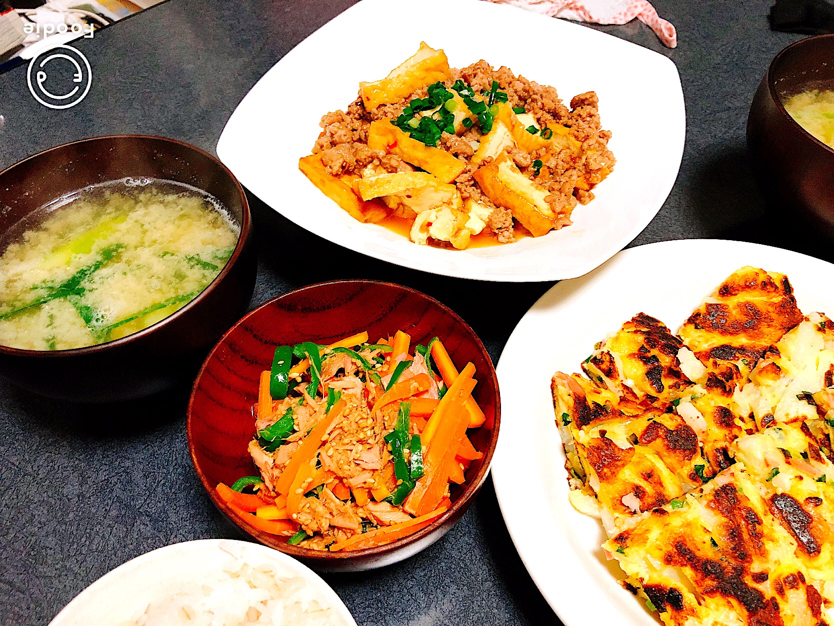 長芋とベーコンのチヂミ 豚ひき肉と厚揚げの煮付け ピーマンとにんじんとツナのゴマ和え えのきとアスパラのみそ汁 ぴよこ Snapdish スナップディッシュ Id Xf0jza